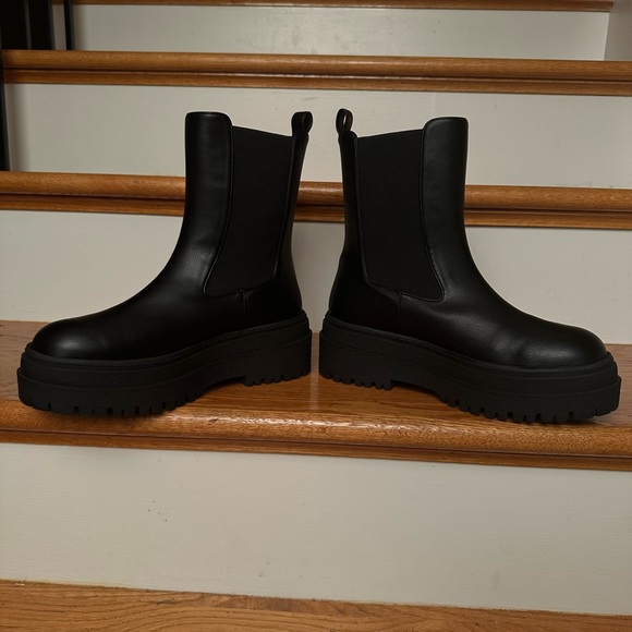 Good American Black Leather Chelsea Combat Lug Boots 6.5 - Picture 4 of 17